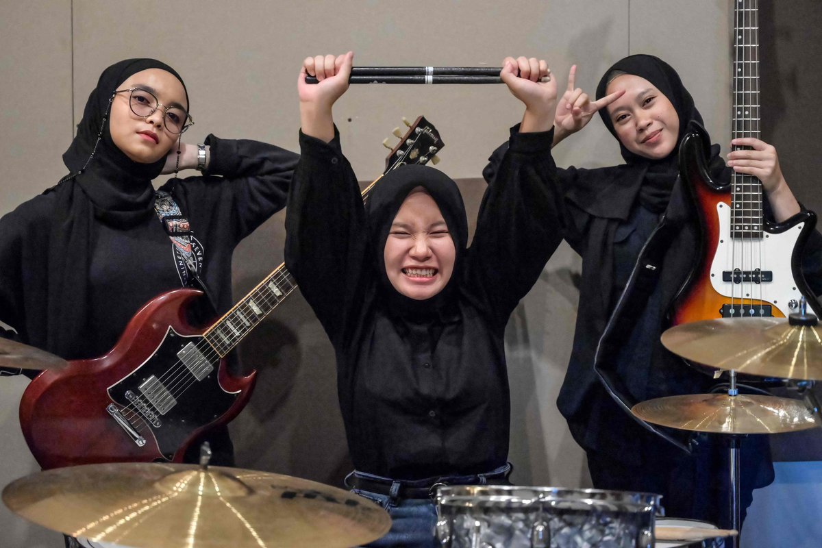 🚨Breaking News🚨

With Israel's Eden Golan looking favourite for the Eurovision Song Contest, the Hijab Sisters have an 11th hour entry. They will be reprising Lulu's 1969 winner:

🎶Boom Bang-A-Bang🎶