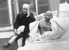 जनवरी 1948 में गांधी अपने अंतिम उपवास पर थे। नेहरू जब बिरला भवन के गेट पर पहुँचे तो एक भीड़ नारे लगा रही थी, 'गांधी को मर जाने दो!' पंडित जी ने नारे सुने तो तमक के गाड़ी से उतरे और भीड़ में जा घुसे। चिल्लाकर पूछा, 'कौन गांधी को मारना चाहता है! गांधी से पहले मुझे मारो!'