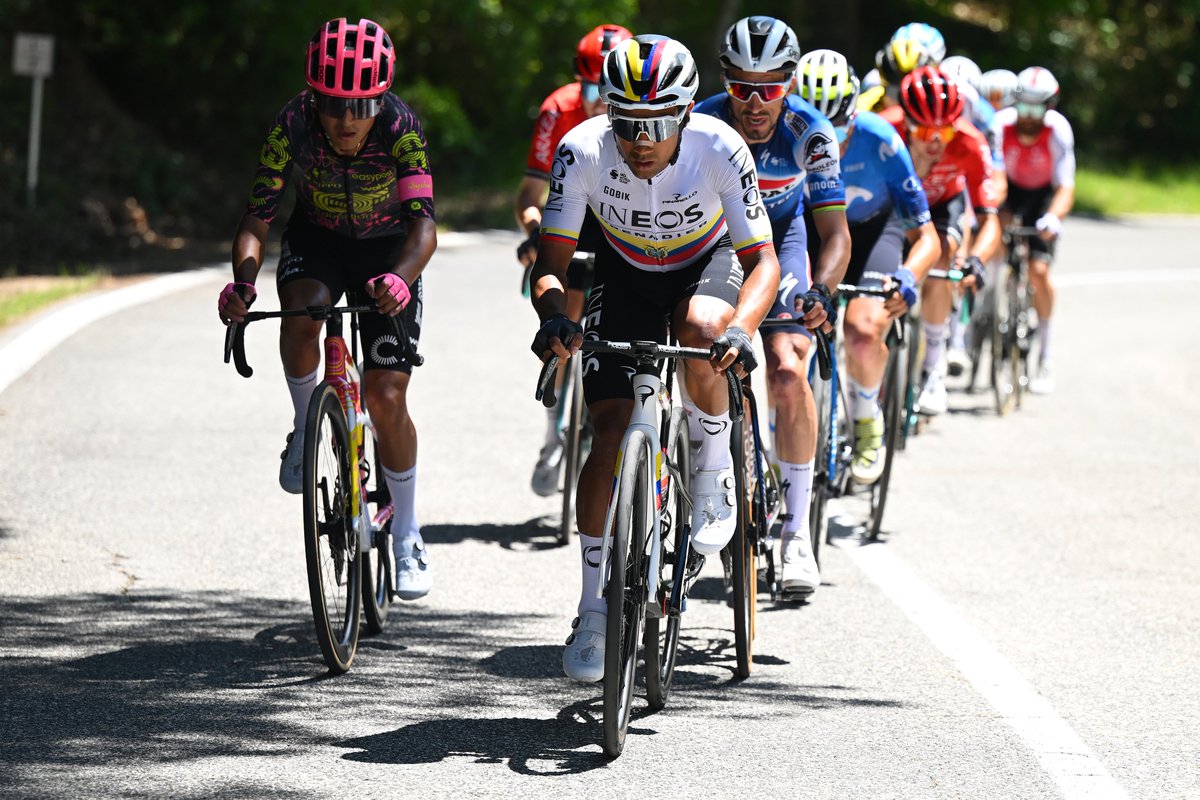It's been a solid start to this stage as expected at the #Giro 🥵 As the breakaway ebbs and flows we have @NarvaezJho and @MagnusSheffield in the mix at the front of the race. They have around 40 seconds on the peloton up the Forca Capistrello.