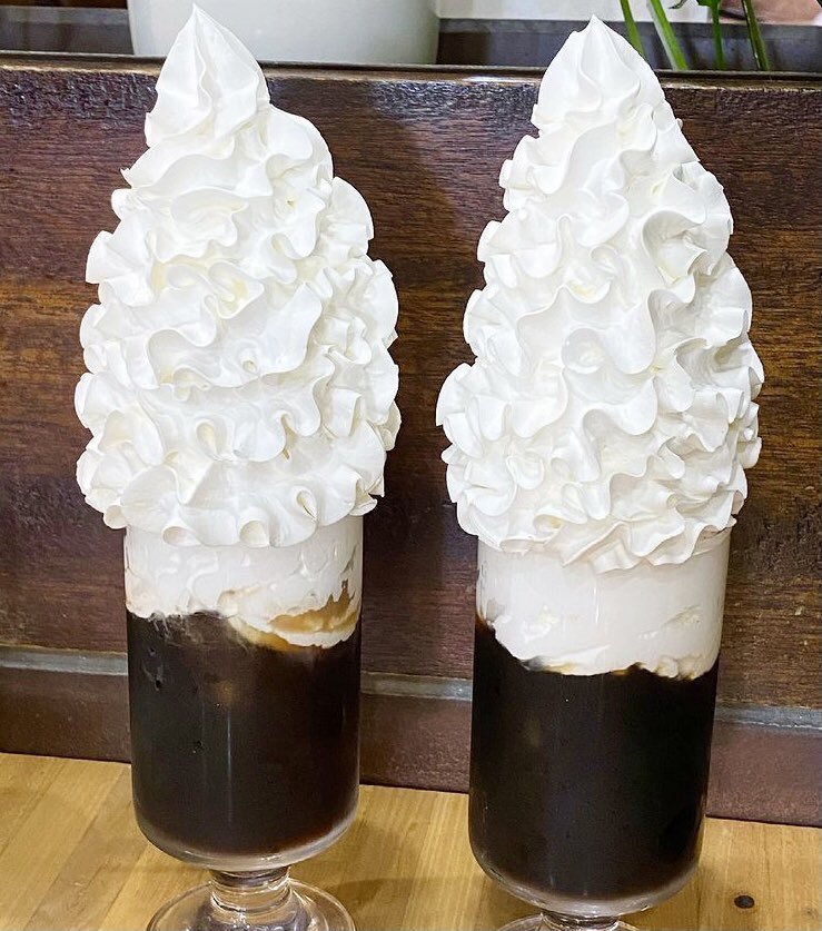 愛知県名古屋市上飯田駅近くにあるお店「珈琲タナカ御成店」の、大量のホイップクリームが盛られた「アイスウインナーコーヒー」✨