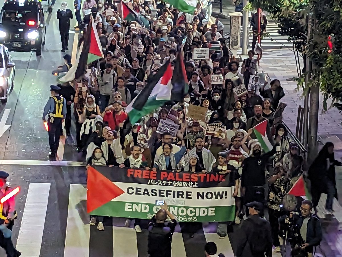 ラファ、ラファ、ラファに手を出すな💢

5月11日イスラエルによる残虐極まりないラファ侵攻が始まった中、在日パレスチナ人が呼びかけたインティファーダ（民衆蜂起）マーチに多くの人々が参加しました。

私のざっくりした見立てでは、1000人くらいは集まった感じです🍉

#FreePalestine