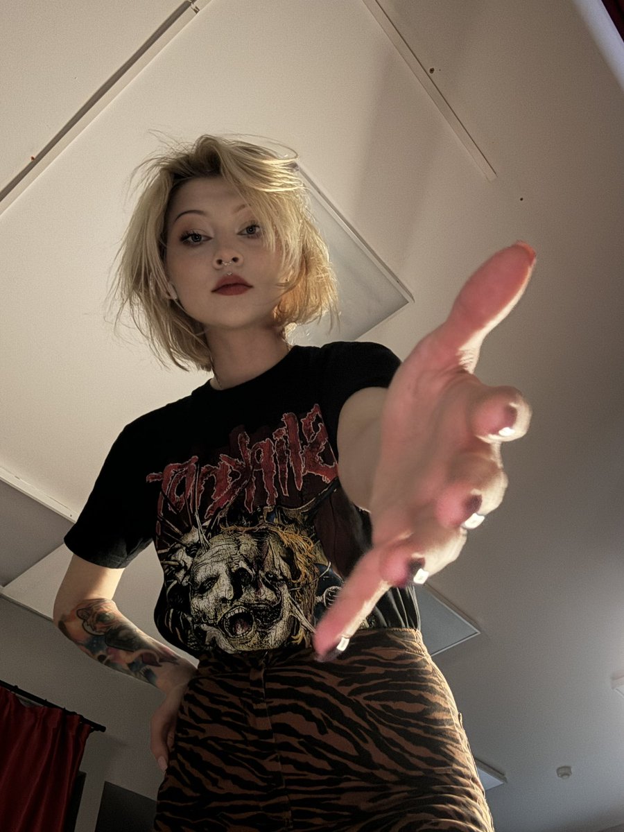 bogsomnoy's tweet image. эй ты как
какой ковид какие войны?  
сильно же тебе в моше прилетело
руку давай 
умоем тебя и пойдём на трубы ягуар пить