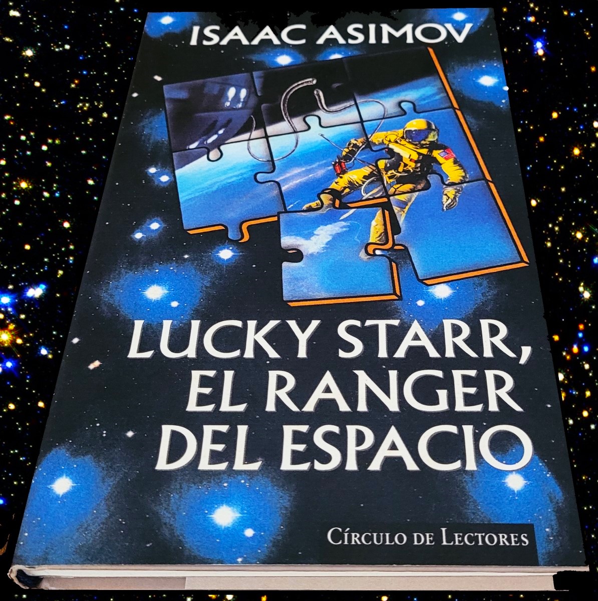 En pleno reto del #MayoCifi Hago una propuesta para adolescentes que quieran ir profundizando en la #CienciaFicción La serie de #novelas que arranca con, 📖 Lucky Starr, el ranger del espacio del prolífico gran maestro del género✒️Isaac Asimov La encontraréis barata de 2ª mano😉