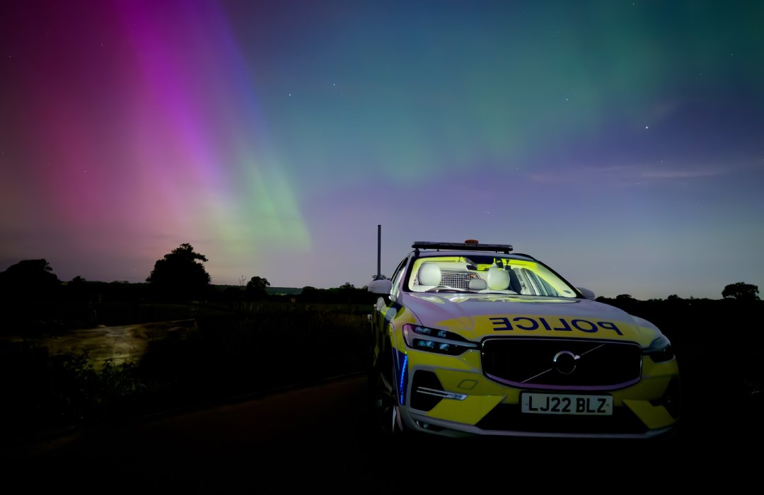 Northern Lights Dazzle Over Sussex in Rare Display Read more on Sussex.News ➡️ Photo - @GatwickPolice bit.ly/3JTdTfX