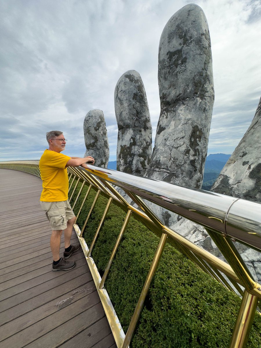 😮 Walking the Golden Bridge feels like stepping into a mythical story. Two gigantic stone hands holding up the golden path, high above the clouds... Surreal! #GoldenMoments

Read more 👉 lttr.ai/AScVs