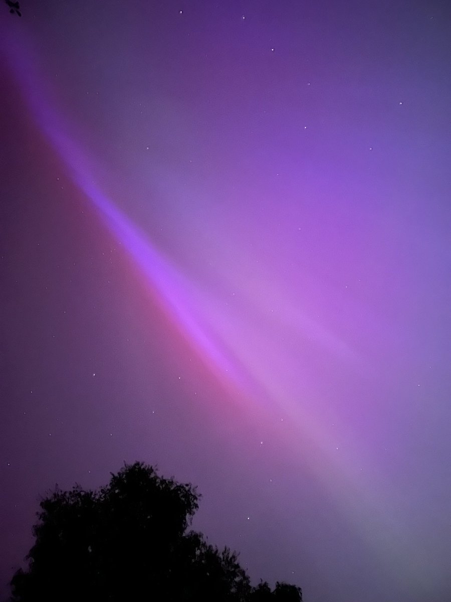 Miss_S_BEGM's tweet photo. Northern lights in Birmingham last night🫶🏽 #NorthernLightsUK #northenlights #solarstorm https://t.co/cHiBpXYIY0