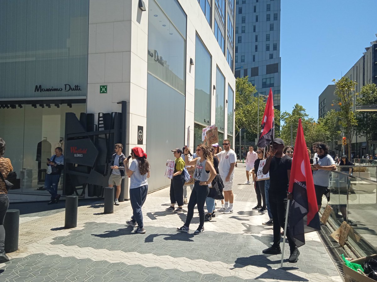 Avui som al costat de les treballadores de @CGTHMcust que porten 17 dies de vaga! #Aramateix piquet al centre comercial de Glòries. @hm = rates 🐀 i còmplices de genocidi #FreePalestine