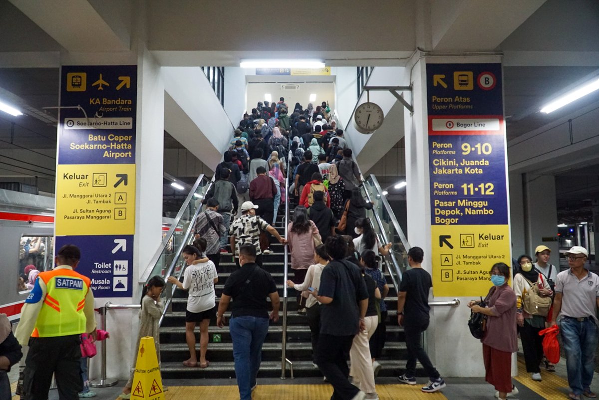 tempodotco's tweet photo. Tarif KRL Jabodetabek Direncanakan Naik Tahun Ini...🚆

****

Jadi berapa?🤔 https://t.co/i8ZrI9mREO