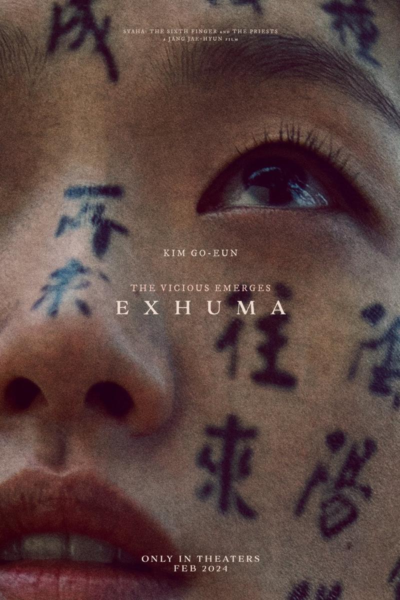 OJO. Llegará a cines EXHUMA, el gran éxito de terror coreano que ha sido visto por más de 12 millones de personas. La historia trata sobre una chamana que es contratada para investigar una extraña enfermedad que azota a una familia adinerada, desatando una extraña maldición.