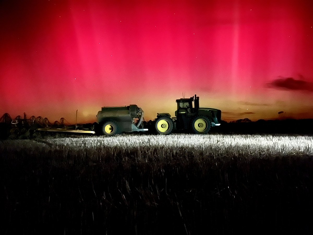 Nice to see something other than dust around the seeder tonight #Aurora