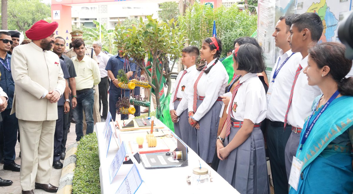 राज्यपाल गुरमीत सिंह ने आज राष्ट्रीय प्रौद्योगिकी दिवस के अवसर पर आईआईटी रूड़की में आयोजित कार्यक्रम में प्रतिभाग किया। इस अवसर पर राज्यपाल ने स्कूली छात्रों द्वारा बनाये गये विभिन्न प्रकार के तकनीकी मॉडल और भारतीय सेना द्वारा लगायी गई आधुनिक हथियार की प्रदर्शनी का अवलोकन किया।