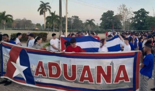 ¡Los flojos, respeten! ¡Los grandes, adelante! Esta es tarea de grandes. #JuventudAduanera
#AduanadeCuba
