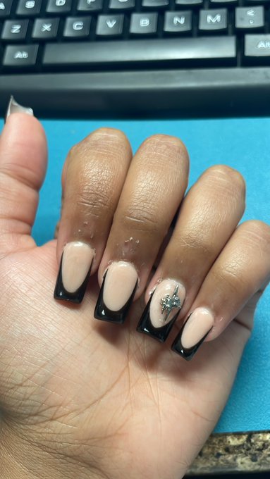 got my claws done yesterday :) who wants them on their cock ;) https://t.co/5jvYN5RdXy