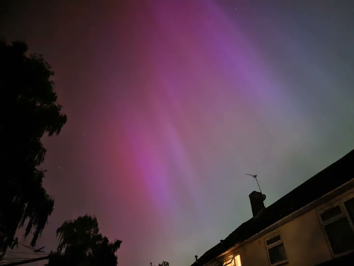 Amazing to see the Aurora Borealis | Northern Lights over the UK last night! 😲🔥🏴󠁧󠁢󠁥󠁮󠁧󠁿

#AuroraBorealis #NorthernLights #AuroraBorealisUK #NorthernLightsUK