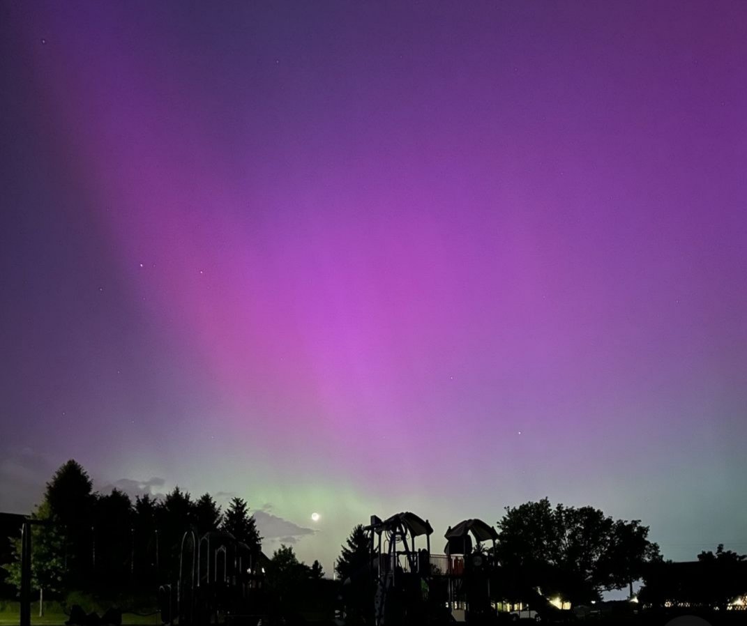 The Northern Lights in the Pittsburgh Sky last night.
So amazing...Check one off my bucket list...🌌💫