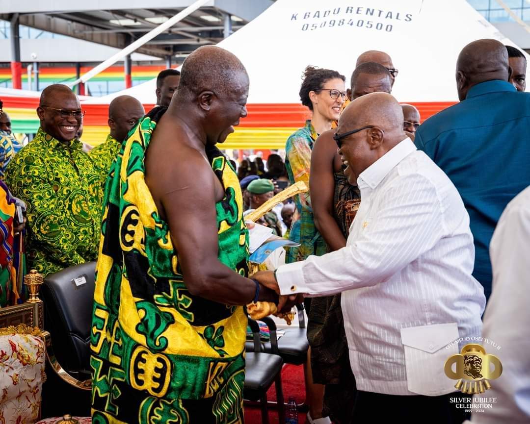 Redeemer002's tweet photo. Why did Asantehene stand to greet the president, @NAkufoAddo? 

Lol, Ghana politics and unnecessary propaganda. 🤔 https://t.co/wOyR8NRrF0