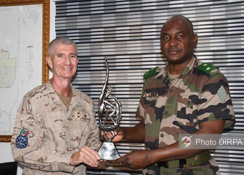 Las Fuerzas Armadas malienses agradecen el trabajo del contingente español en la misión EUTM Mali de la UE. Un reconocimiento, previo al repliegue previsto para el próximo 18 de mayo, que evidencia la gran labor de nuestros militares allá donde estén. Enhorabuena 📸 @Servimedia