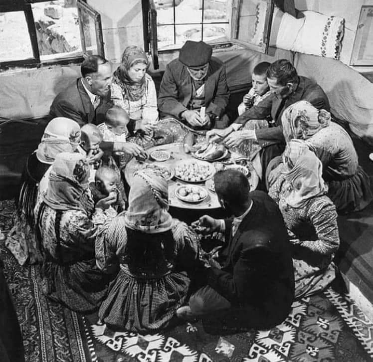 Anadolu'da bir aile sofrası.
Uçhisar, Ürgüp, Nevşehir, 1957