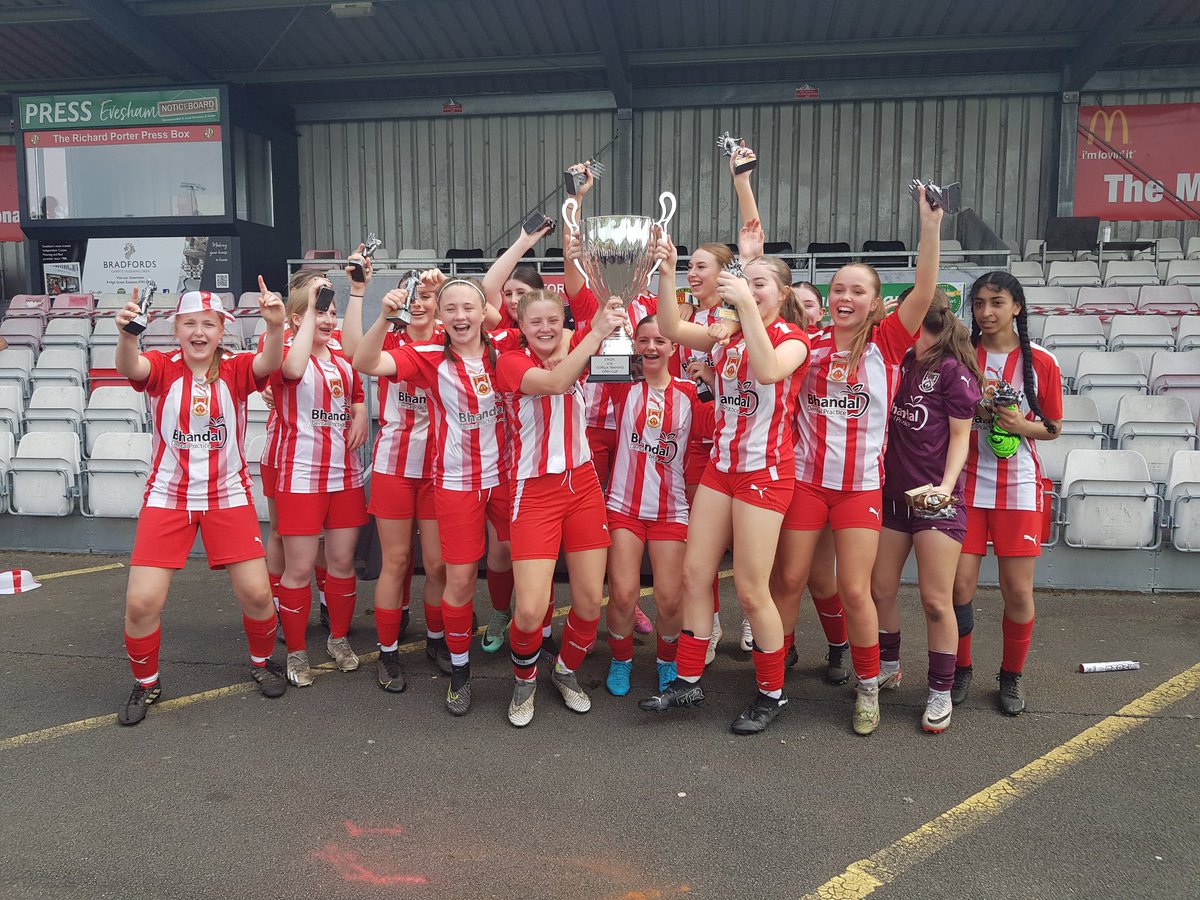 Central Warwickshire U16s League Cup Winners! What a team! #Glassgirls 🔴⚪