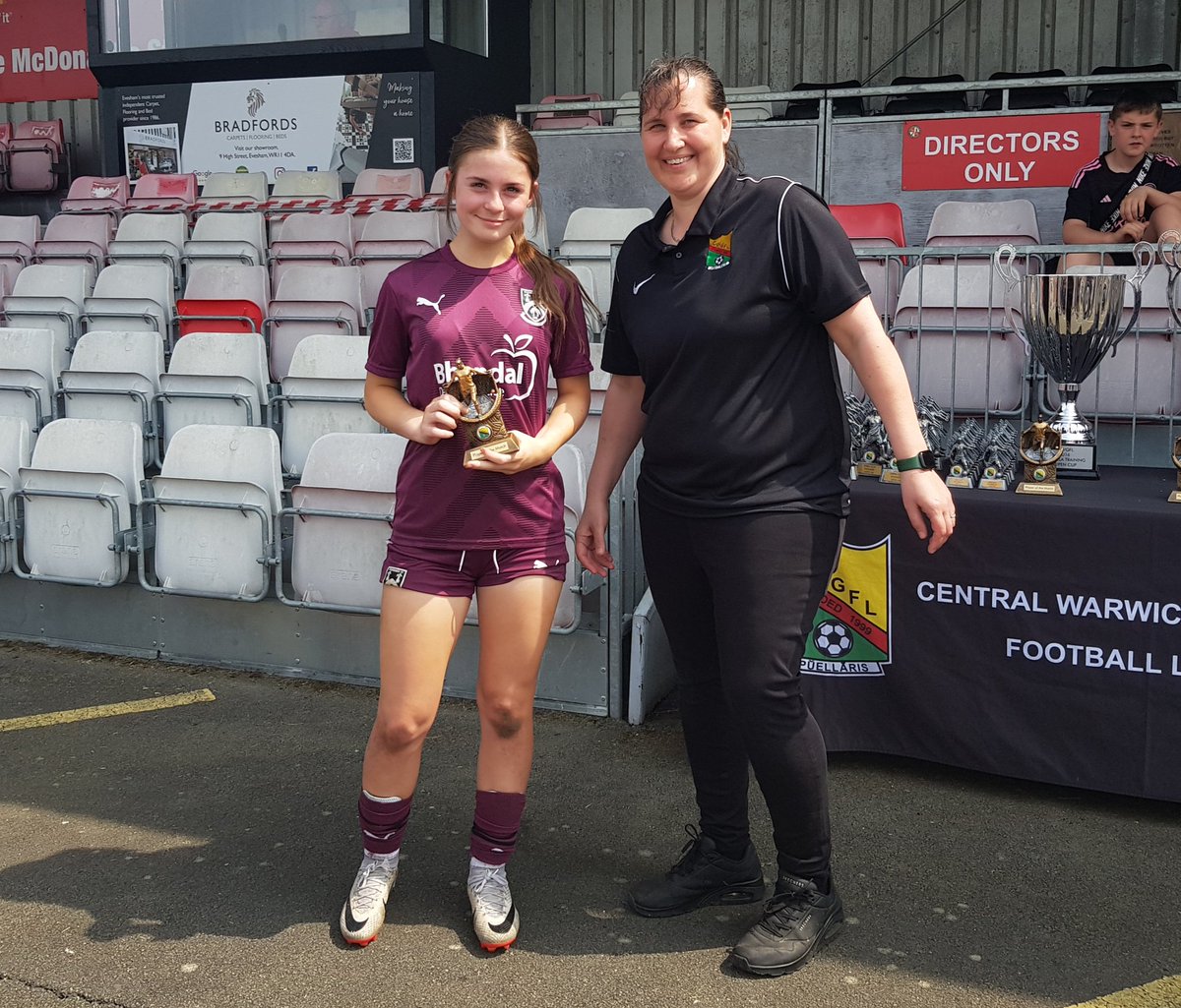 Congratulations to Darcy who was selected as Stourbridge's Player of the Match. 💪👏 #Glassgirls 🔴⚪
