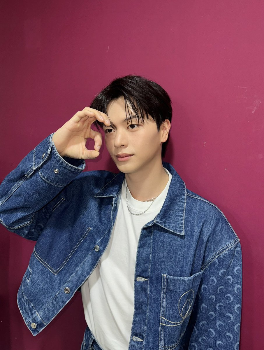 YookSJ_official's tweet photo. [📸] #YOOKs_moment
오늘 음중도 잘 보셨나요?💕
멜로디의 쑤펄맨🎵 피터팬🧚‍♂️
청청뎨뎨 오늘도 열일 완 😎
(오늘의 핫이슈: ...🥶)

#육성재 #YOOKSUNGJAE 
#EXHIBITION #Look_Closely
#BE_SOMEBODY https://t.co/D8inXJp0GD