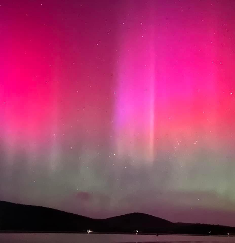 [💜] Son 20 yılın en güçlü aurora'sı görüldü 💜🎆 Evren, hem Namjoon’un albümünü (💜) hem de Seokjin’in geri dönüşünü (🩷) efsanevi renkleri ile kutluyor 🎆