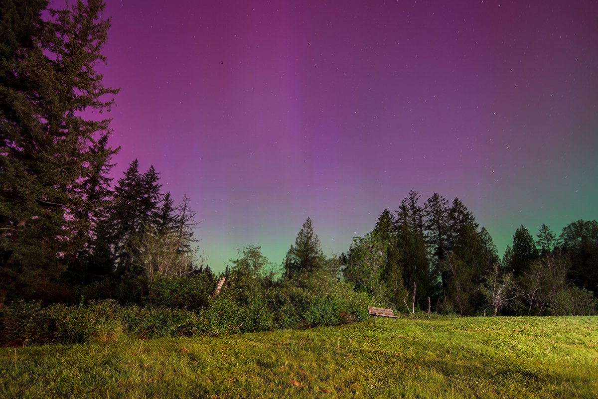 GTWScar's tweet photo. 2 1/2 minute long exposure of the Northern Lights. The colors look unworldy at that exposure length :D https://t.co/CO6WYQUhqp