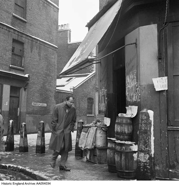 Best Herring! Today's image from the Historic England Archive shows a shop in Tower Hamlets displaying sacks of potatoes and barrels of herring.

You can see more Archive images of Tower Hamlets👇
historicengland.org.uk/images-books/p…

#TowerHamlets