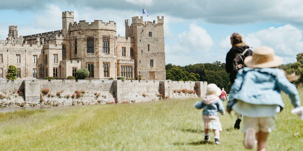 The sun is here and it is time to explore the outdoors🌷☀️ Let your little ones run wild in the Plotters' Forest outdoor adventure playground, explore the picturesque Deer Park and discover Raby Castle!🌳🏰 Purchase tickets here | bit.ly/3Dp0adg