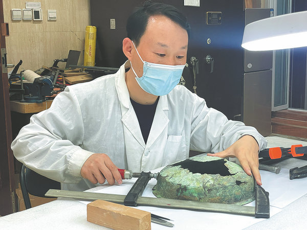 iShandong's tweet photo. Over the past 12 years, Ren Wei, a relic restorer at #ShandongMuseum in Jinan, #Shandong, has breathed new life into more than 3,000 cultural relics, restoring them to their former grandeur. Read more of his story: https://t.co/KP2Op4zagQ. #AmazingPeopleInSD #WorldMuseumDay https://t.co/SDW8k3n7Fg