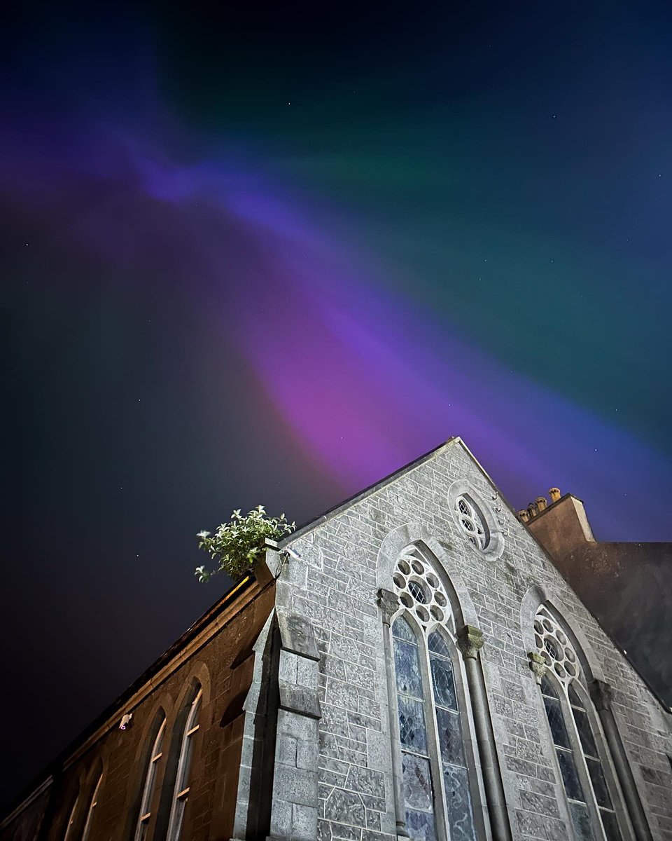 FlyingFigStudio's tweet image. Can’t quite believe I saw the Northern Lights in Birr last night. What an absolute treat 😍