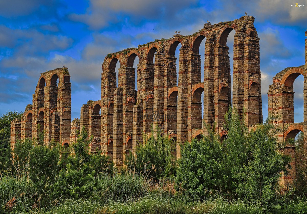 El Acueducto de los Milagros (Mérida, #Extremadura) puede citarse como una de las grandes obras de ingeniería de la antigüedad en España. Su espectacular arquería tiene 830 metros de longitud y alcanza una altura máxima de 25 metros #FelizSabado #BuenosDias