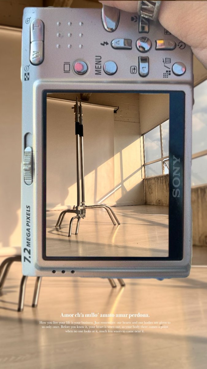 SilverSpaceST's tweet image. Take picture 

Studio A posing for the camera ❤️