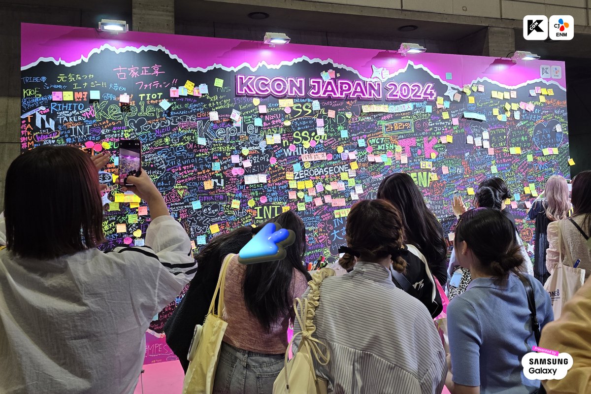 [#KCONJAPAN2024] 💌 Message from #ZEROBASEONE Check out artists' sweet notes now!💘 📍 Makuhari Messe HALL 1 📝 MESSAGE WALL 🎁 ARTIST LOCKER 🎈2024.05.10.-05.12 ✨Let's #KCON!