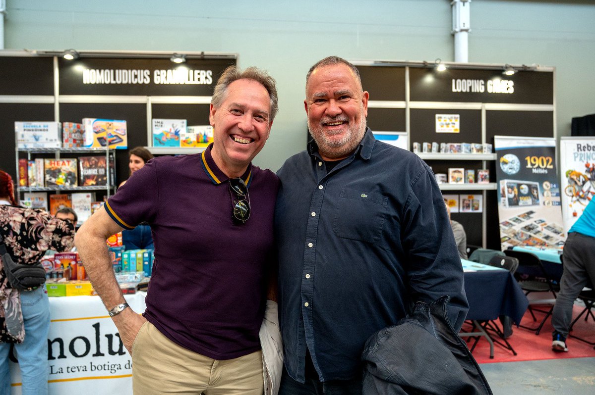 EnricGisbert's tweet photo. La presentació d' un magnífic llibre com és #UnMóndeJocs del meu admirat @oriolcomas història dels jocs de taula, fins el Monopoly 🎲 ha estat un motiu d retrobada, amb qui hem viscut durant 16 anys la @firajugarxjugar i ho van fer possible @PrufiJaume @BrufauEnric @font_jimenez https://t.co/jEC7xeM6UP