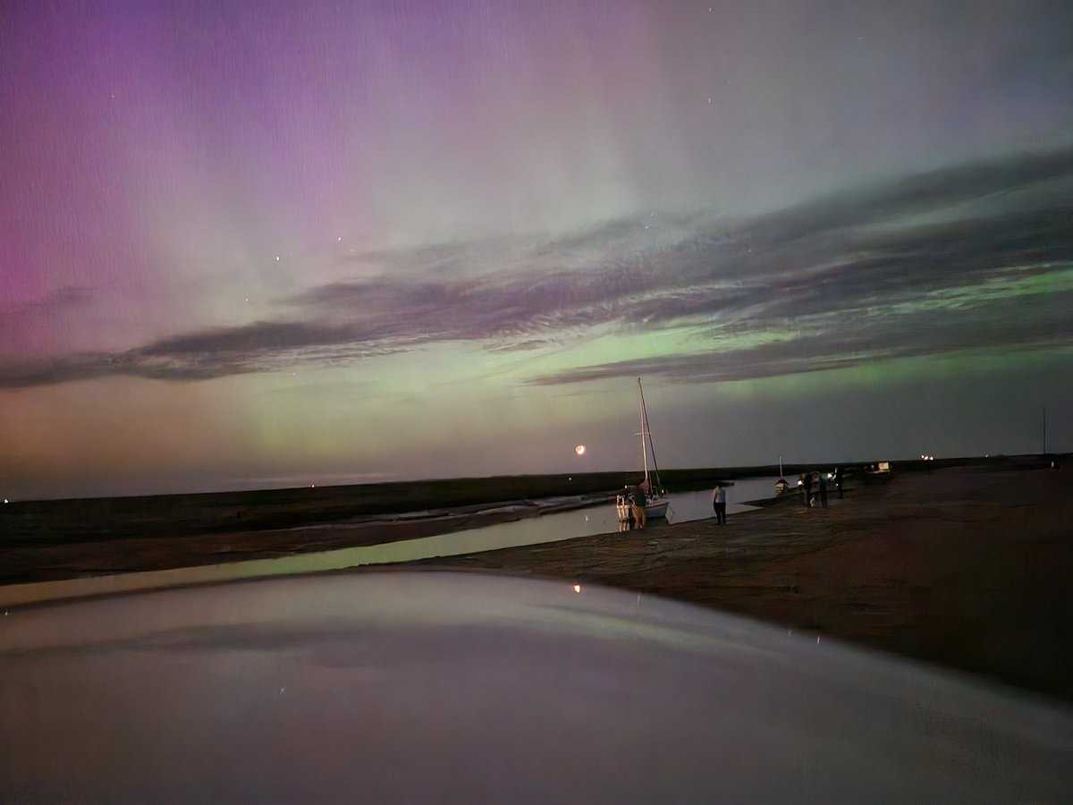 maxallen76's tweet photo. So glad I made the effort to get to #Blakeney &amp; #Cley last night. #stunning  #NorthernLights
#Auroraborealis https://t.co/4QSmjEyejJ