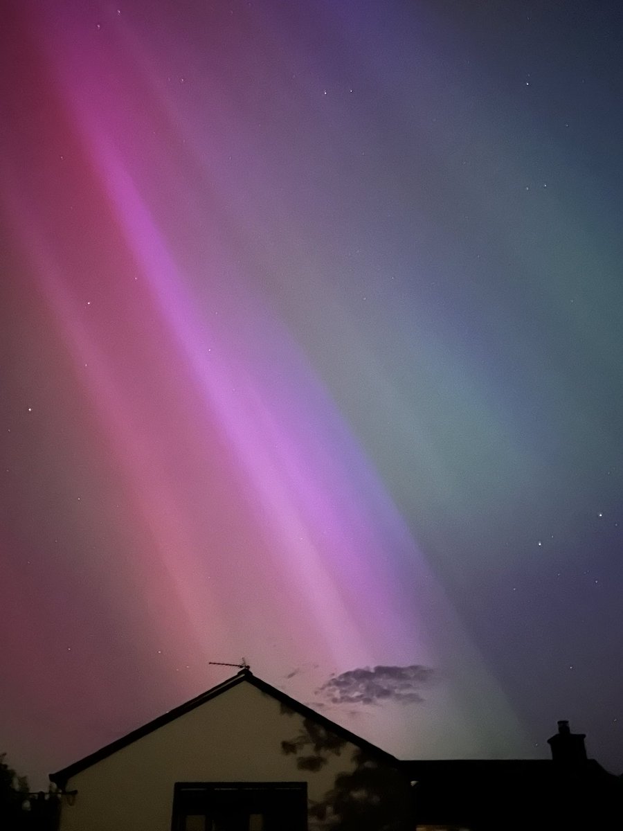 Didn’t think I’d ever get to see the #NorthernLights never mind from my UK back garden!! Amazing! #Auroraborealis #colours #magicinthesky #AuroraBoreal 😍
