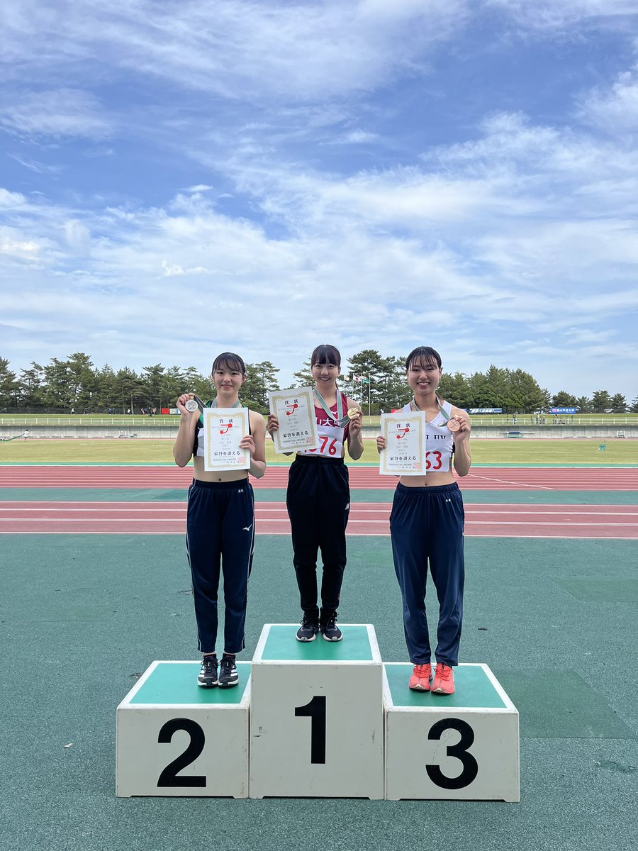 中国四国学生陸上競技連盟 (@_icalcs_) on Twitter photo #78th中四国インカレ
【女子400m】表彰です!
1位🥇  宮内理帆選手 (松山大学)
2位🥈 友永愛璃選手 (広島大学)
3位🥉 笠原里穂選手 (高知大学)
おめでとうございます🎊🎊
以下優勝者コメントです!
「沢山の人に応援とサポートをしてもらったので優勝できて良かったです!」 #78th中四国インカレ
【女子400m】表彰です!
1位🥇  宮内理帆選手 (松山大学)
2位🥈 友永愛璃選手 (広島大学)
3位🥉 笠原里穂選手 (高知大学)
おめでとうございます🎊🎊
以下優勝者コメントです!
「沢山の人に応援とサポートをしてもらったので優勝できて良かったです!」