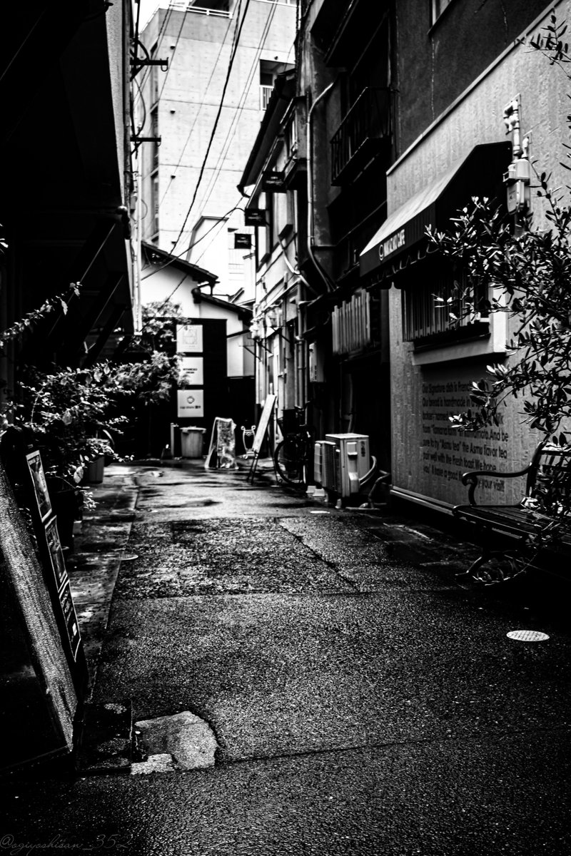 Nakazakicho, Osaka 2404219⃣
4月21日の中崎町
#MONOCHROME 
#blackandwhitephotography 
#みんなのスナップ写真展 
#2024osakastreet
