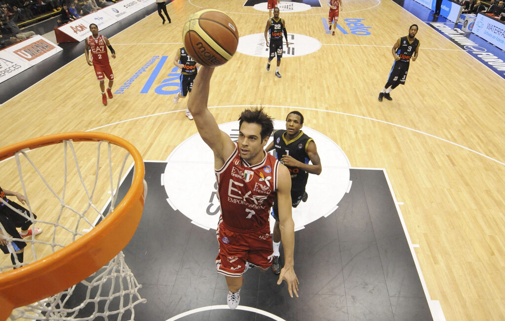 OlimpiaMI1936's tweet photo. E' finita la carriera di Bruno Cerella: per sempre uno di noi. BRU-NI-TO, BRU-NI-TO 👏💪7⃣

Leggi la sua storia qui  👉https://t.co/CpY5OpsRgu

#insieme #ForzaOlimpia