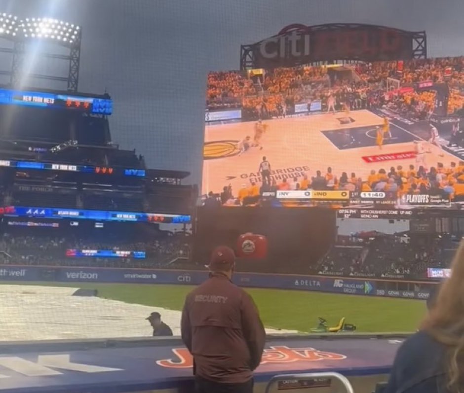 Leur match étant retardé à cause de la pluie, les Mets ⚾️ ont diffusé le match des Knicks 🏀 sur leur écran géant pour patienter !👀

📸 Sportsillustrated (IG)