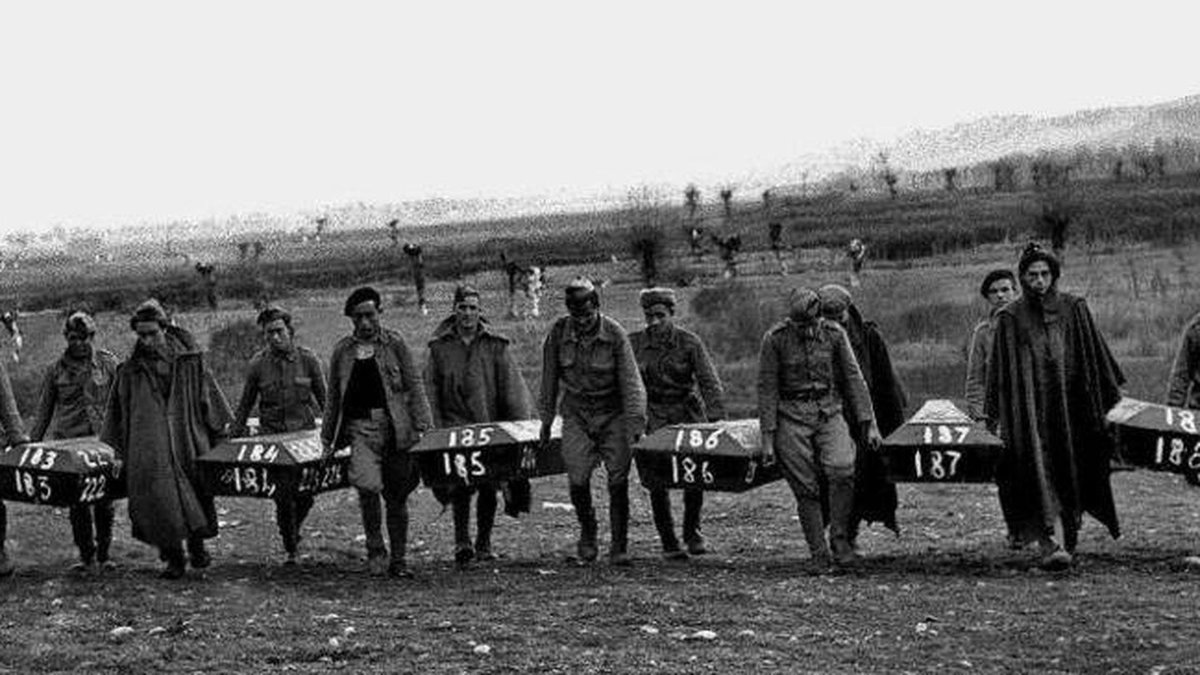 Es que solo se exhuma a los de un lado, dicen algunos. Pero sucede que, al contrario que en los campos de batalla, en las fosas solo hay muertos de un lado. No se trata de que no queramos exhumar a los otros. Es que llevan 85 años exhumados, reenterrados y honrados.->