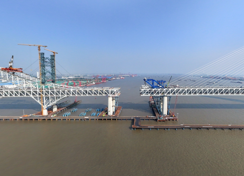 【常泰長江大橋建設有序推進】常泰長江大橋連接江蘇常州和泰州兩市，是世界首座集高速公路、城際鐵路和普通公路為一體的過江通道，全長10.03公里。目前，該橋建設正在有序推進中，計劃2025年上半年建成，建成後將完善區域路網布局，促進揚子江城市群協調發展。