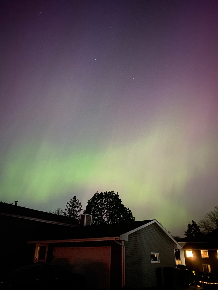 zu5hii's tweet photo. Once in a lifetime… #aurora #Auroraborealis https://t.co/mbxof006pX