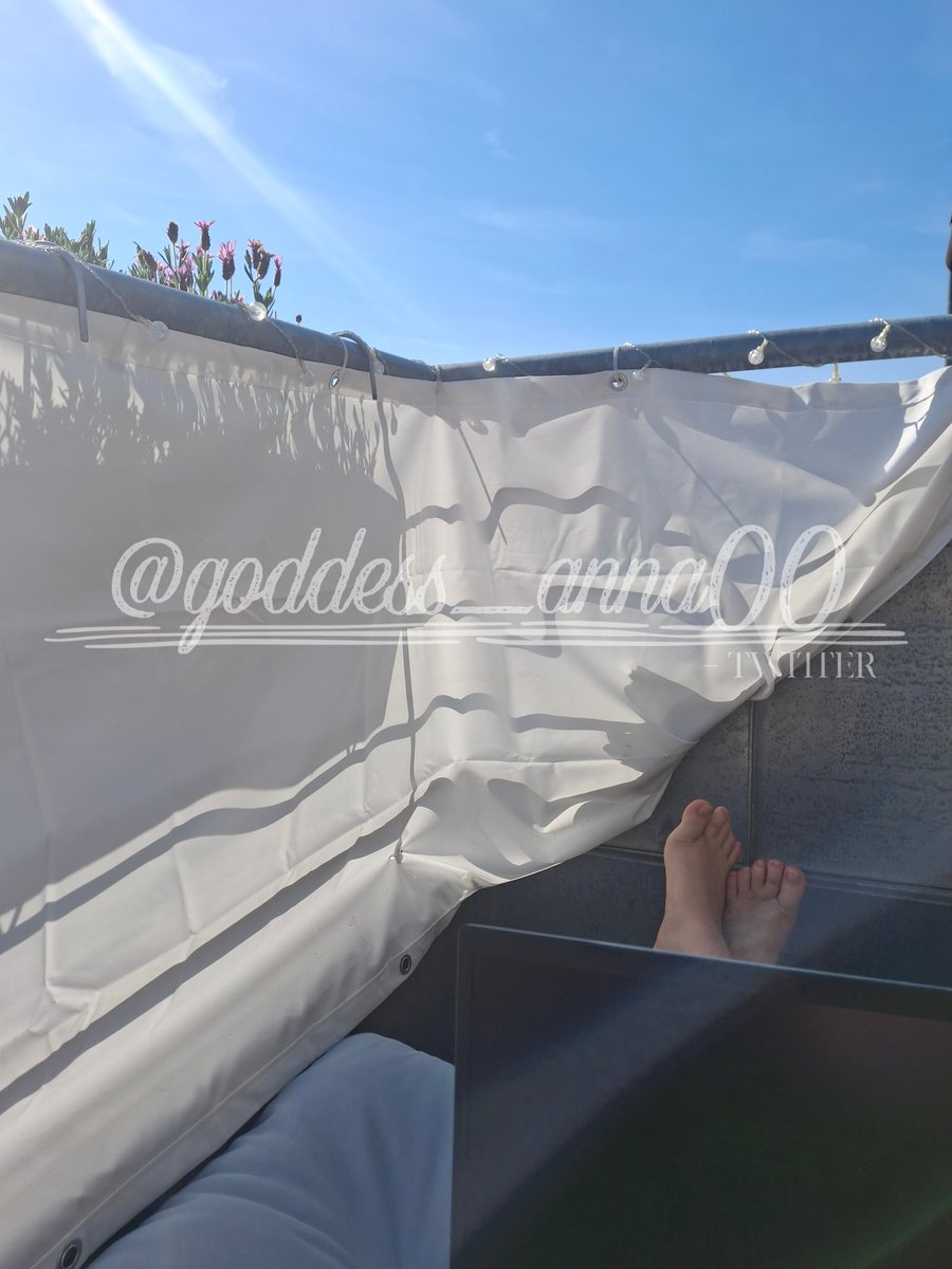 Ich liebe es Studentin und Geldherrin gleichzeitig zu sein. Ihr finanziert mir mein Leben und ich bilde mich immer weiter, dass ich noch höher über euch stehe. Außerdem gibt es nichts besseres als kleine Zahlschweinchen auszunehmen während ich lerne. multitasking ;)🐷🔥💸

findom