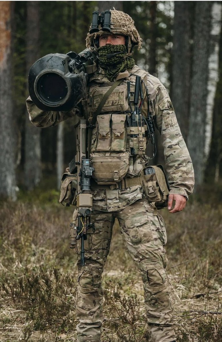 A Paratrooper from @3PARA showcased the next generation of light anti-tank weapon (NLAW) during EX SWIFT RESPONSE. @16AirAssltBCT, the British Army's Global Response Force, is leading a force of more than 2,300 soldier, sailors and aviators from four countries working together in