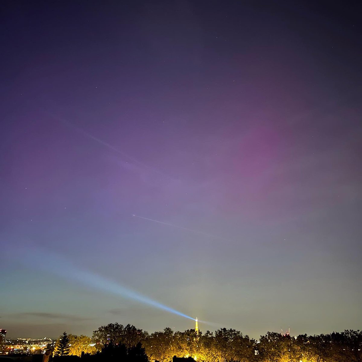 Les aurores boréales au dessus de Paris 💕🥹🤩
Retour sur cette nuit de folie en images 📷

#auroreboreale #auroresboreales #aurora #Auroraborealis #paris #issylesmoulineaux 
<a href="/EricLagadec/">Eric Lagadec✨🌍</a> <a href="/Issylesmoul/">Ville d'Issy-les-Moulineaux</a>