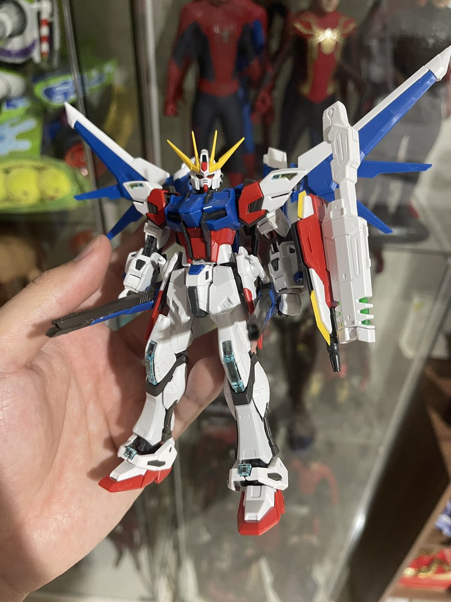 medyrenaldy_'s tweet photo. Dulu, gue ngeremehin orang2 yang hobi ngerakit Gundam. Gak ngerti fun-nya ada di mana 🤯

Di saat banyak banget mainan yang kalau di-unboxing tinggal dimainin aja, lah yang satu ini harus effort harus dirakit dulu.

Tapi sekarang, gue ketulah omongan sendiri. Seminggu bisa rakit 2-3 Gundam High Grade. 😭

Dan setelah sebulanan keracunan High Grade, sekarang akhirnya gue naik tingkat. Dengan bangga gue mempersembahkan…

MY FIRST EVER REAL GRADE! GUNDAM BUILD STRIKE FULL PACKAGE 🔥💪