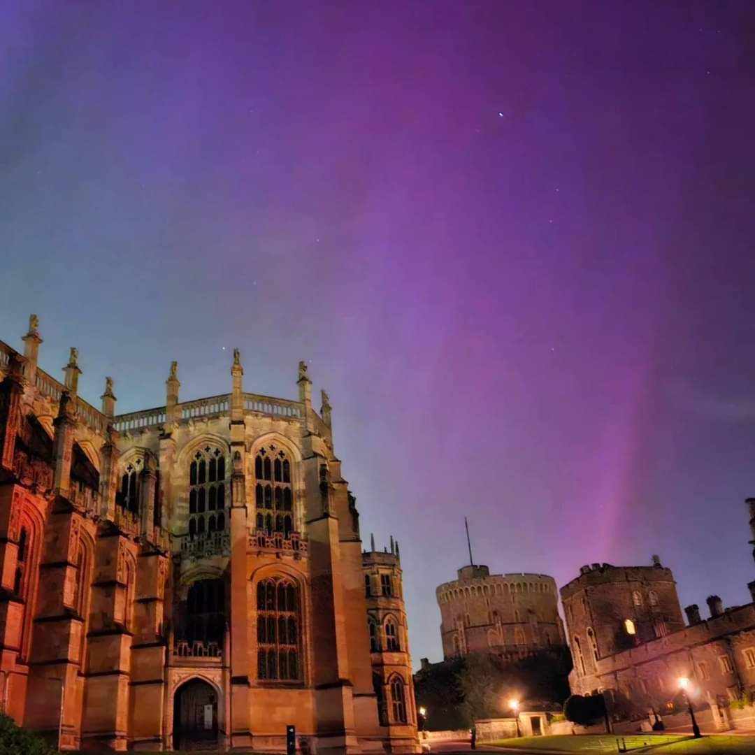 The #northenlights over Windsor Castle and St George's Chapel 💜🏰🌌 📸 IG - chessychessy
