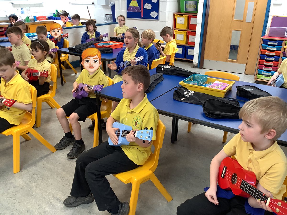 3B continue to work hard in their weekly Ukulele sessions. The concentration is clear to see! 🎶🌟 @gwentmusic #EnterprisingCreativeContributors